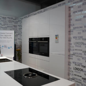 Ballerina Design Inselküche mit hochglanz Lack schneeweiß