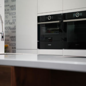 Ballerina Design Inselküche schneeweiß Wandschrank Hausgeräte