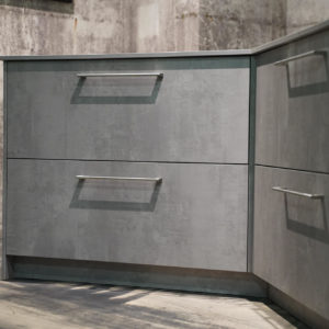 Ballerina Designküche mit Edelstahl Griffen Beton Küchenfronten