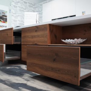 Ballerina Inselküche dunkles Echtholz grifflos Auszüge