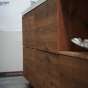 Ballerina braune Inselküche grifflos weiße Arbeitsplatte