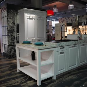 Bauformat Inselküche Landhausstil weiße Küchenfronten Arbeitsplatte Marmor