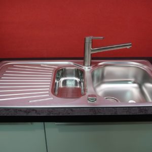 Bauformat Küche mit hochwertiger Edelstahl Küchenspüle und Küchenarmatur