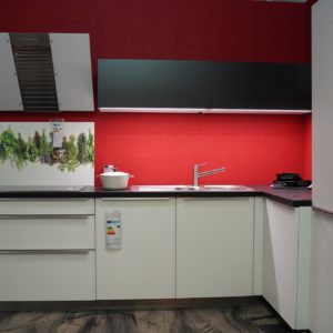 Bauformat Küchen L-Form weiß Edelstahl Griffleisten und Kopffreihaube mit Küchenspüle