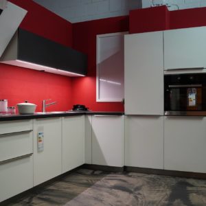Bauformat L-Küche mit weißen Fronten Edelstahl Griffmulden und schwarem Oberschrank