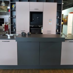 Burger Inselküche Cindy Modern matt Lack Griffe weiß graue Küchenfronten Kunststein Arbeitsplatte