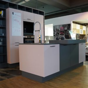 Burger Inselküche Cindy weiß graue Küchenfronten mit Kunststein Arbeitsplatte