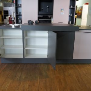 Burger Küche weiß Cindy Inselküche mit Bartresen und grauen Fronten