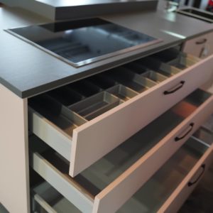 Burger Küchen weiß graue Küchenfronten Besteckeinsatz