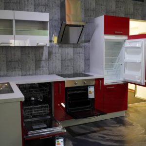 Burger L-Küche hochglanz Lack rot mit Elektrogeräten und weißer Arbeitsplatte