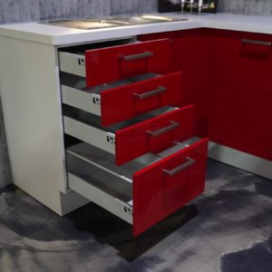 Burger L-Küche mit roten Küchenfronten Edelstahl Küchenspüle