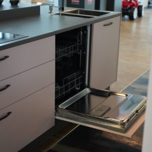 Burger Moderne Küche mit Mittelinsel Cindy weiße Fronten mit Geschirrspüler