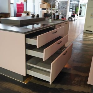 Burger moderne Inselküche mit Auszügen und Induktionskochfeld