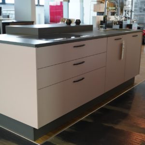 Burger weiße Inselküche Auszüge mit Induktionskochfeld und weißen Fronten