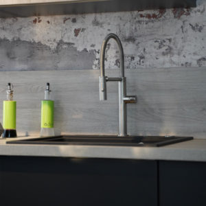 Design Inselküche in matt grau Küchenarmatur mit hohem Auslauf Küchenspüle