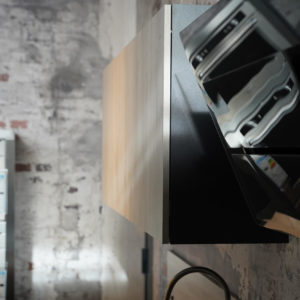 Design Inselküche in matt grau hellbrauner Oberschrank aus Echtholz