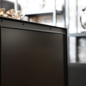 Design Inselküche in matt grau mit Metall Trägern