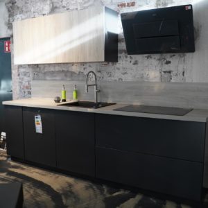 Design Inselküche in matt grau mit griffloser Küchenzeile echtholz Rückwand