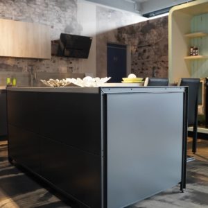 Design Inselküche in matt grau mit hellbrauner Holz Arbeitsplatte Grifflos