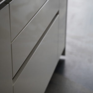 Design Inselküche in weiß grifflos hochglanz push-to-open