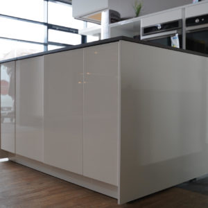 Design Inselküche in weiß hochglanz Lack Elektrogeräte