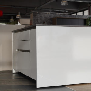 Design Inselküche mit Griffmulden grifflos laminat Arbeitsplatte