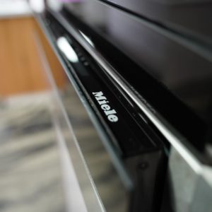 Designküche mit hochwertigen Elektrogeräten Miele Wärmeschublade