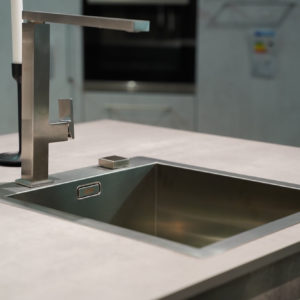 Franke Edelstahl Küchenspüle flächenbündig und Design Küchenarmatur