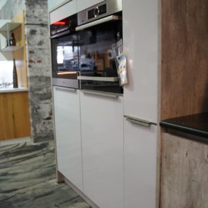 Inselküche Design weißer Wandschrank mit Elektrogeräten hochglanz Lack