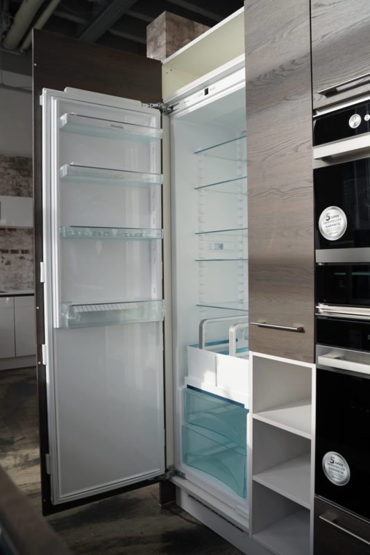 Inselküche Nobilia dunkles Holz moderner Einbaukühlschrank