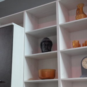 Küchenzeile Modern mit weißem Wandschrank offen und Edelstahl Griffen