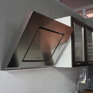 Moderne Bauknecht Kopffreihaube aus Edelstahl mit schwarzem Wandschrank und Glas Küchenfronten