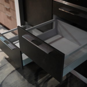 Moderne Küche mit Auszügen Elektrogeräten und offenen Schrankkonstellationen