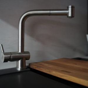 Moderne Küchenzeile mit Elektrogeräten und Küchenarmatur von Franke