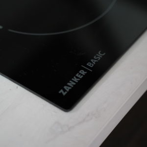 Moderne Küchenzeile mit scharzem Induktionskochfeld Zanker