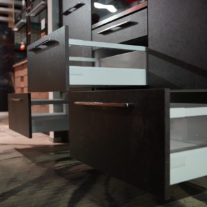 Moderne schwarze Küchenzeile mit großem Wandschrank und Elektrogeräten