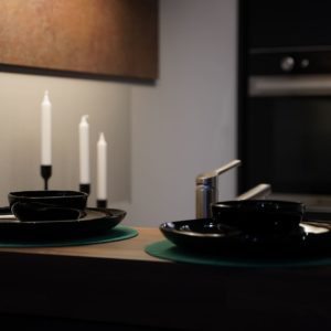 Nobilia Designküche in schwarz mit Elektrogeräten und Bartresen