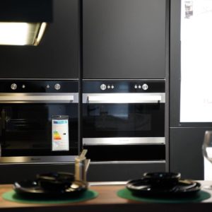 Nobilia Designküche in schwarz mit Elektrogeräten und Lack Küchenfronten