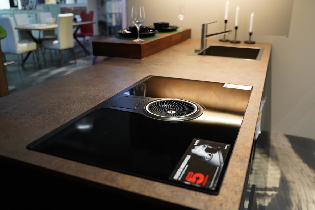 Nobilia Designküche schwarz mit Arbeitsplatte im Rost Design und Kochfeldabzug