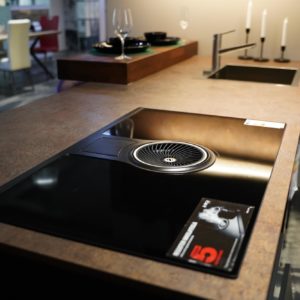 Nobilia Designküche schwarz mit Arbeitsplatte im Rost Design und Kochfeldabzug