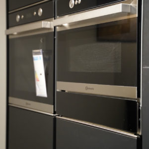 Nobilia Designküche schwarz mit Bauknecht Dampfgarer und Backofen