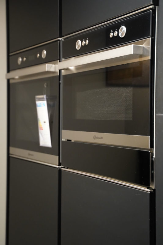 Nobilia Designküche schwarz mit Bauknecht Dampfgarer und Backofen