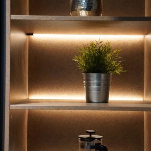 Nobilia Designküche schwarz mit offenen Schränken