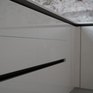 Nobilia Grifflose Desingküche hochglanz Lack in weiß mit Griffmulden