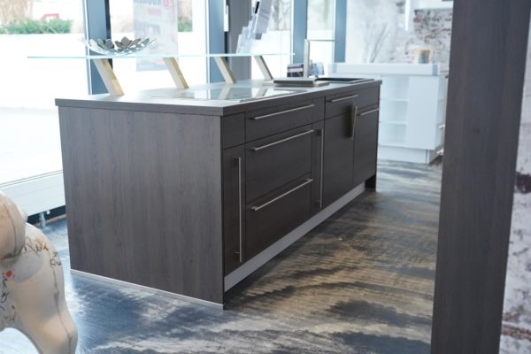 Nobilia Inselküche braune Küche Oak Holz Stangengriff Edelstahl