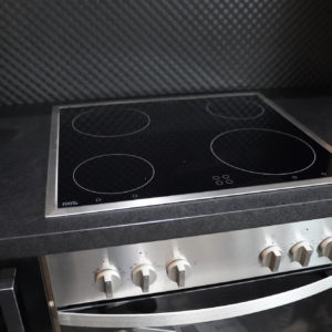 Nobilia L-Küche modern schwarze Arbeitsplatte Kochfeld Herd