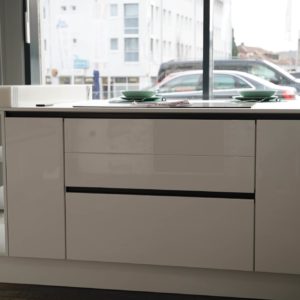 Nobilia Lux Design Küchen hochglanz Lackküche weiß mit Griffmulden und Elektrogeräten
