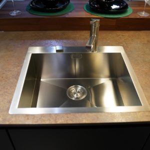 Nobilia Moderne Designküche mit hochwertiger Arbeitsplatte und Einbecken Küchenspüle