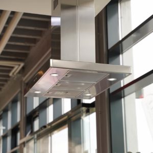 Nobilia Moderne Inselküche mit Kamin Dunstabzug Bauknecht