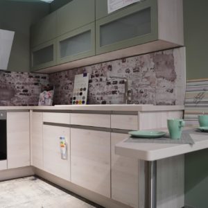 Nobilia Riva Designküche U-Form Edelstahl Griffmulden mit grünem Oberschrank und Tresen